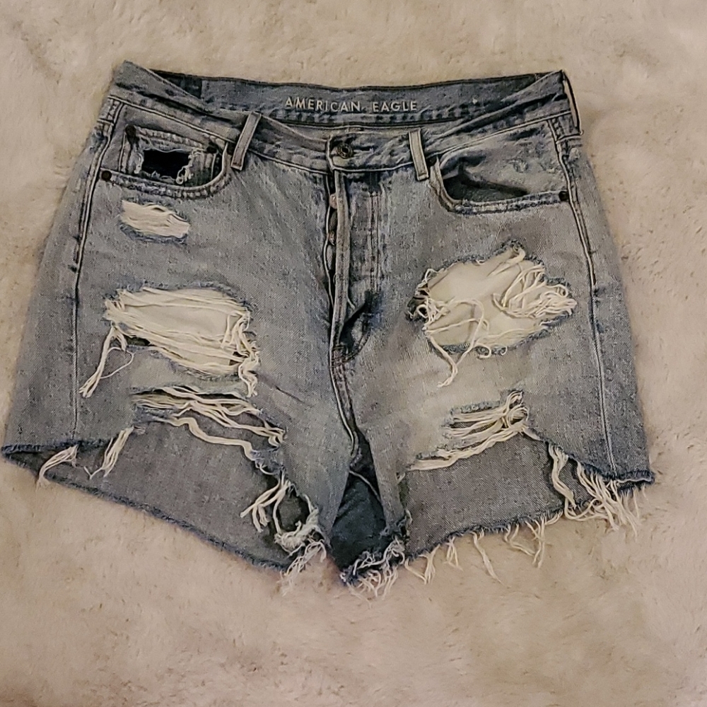 AE 90s boyfriend jean shorts light wash distressed
